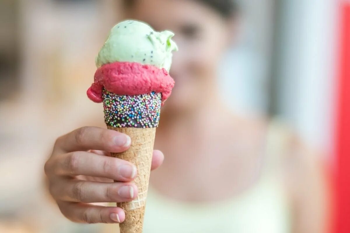 Мороженка. Рожок с мороженым. Рожок мороженого в руке. Мороженое рожок фото. Мороженое рожки большие.