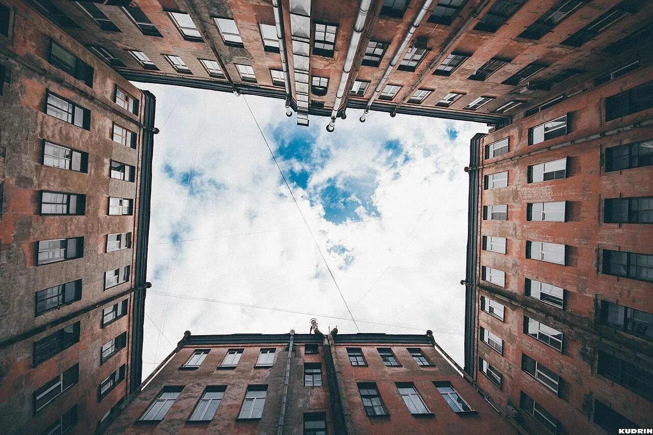 Питерские многоэтажки. Высотки нью-йорка вид с крыши. Крыша между зданиями. Лофт апартаменты с террасой в нью-йорке. Современная архитектура в исторической среде.