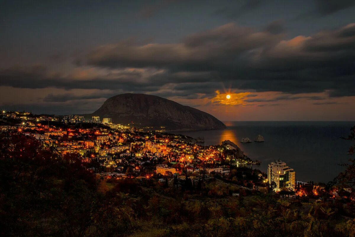 Гурзуф крым вечерний. Гурзуф аюдаг и адалары ночь. Вечерний гурзуф. Гурзуф ночью. Гурзуф ночной артек.