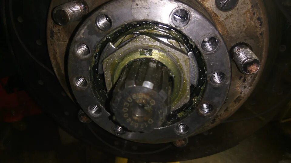 Передняя ступица патриота. Левая ступица ваз патриот. Ступица переднего колеса уаз 469. Шайба ступицы патриот. Ступица уаз патриот передняя.