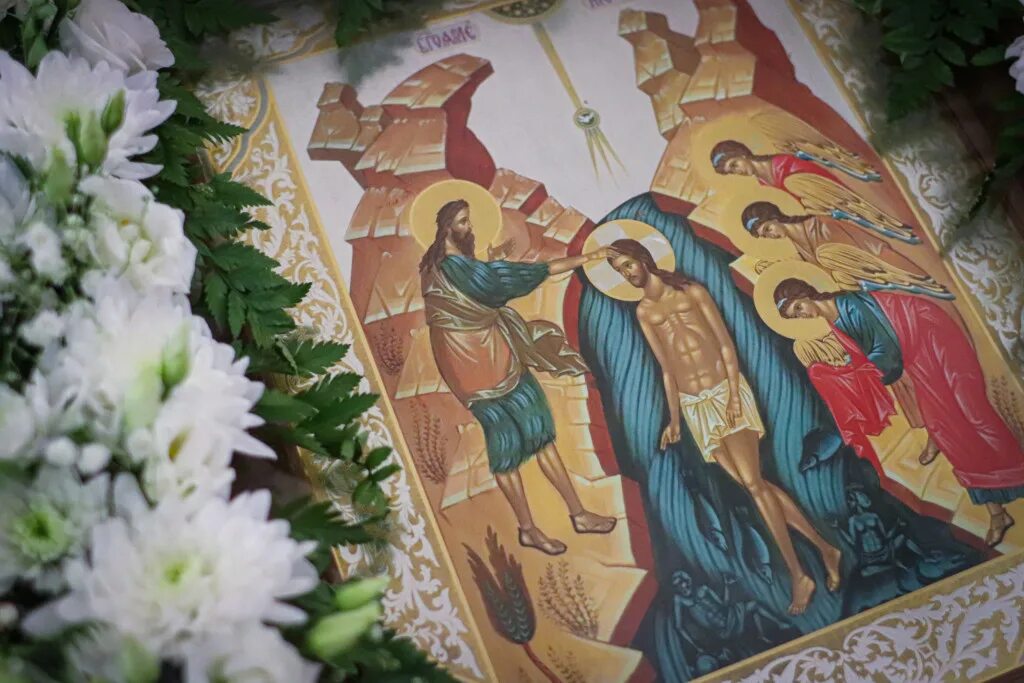 икона богоявления господня на аналое. крещение господне храмовая икона. икона крещения господня богоявления в храме. крещение икона в храме. икона крещение господне богоявление.