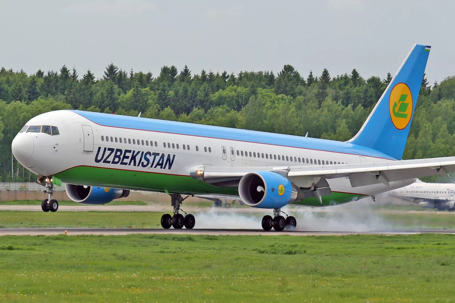 Уз аир. Узбекские авиалинии 767-300. Самолёт Боинг 767-300 Узбекистан. Узбекистан авиакомпания хаво йуллари. 777 300 Боинг Uzbekistan Airways.