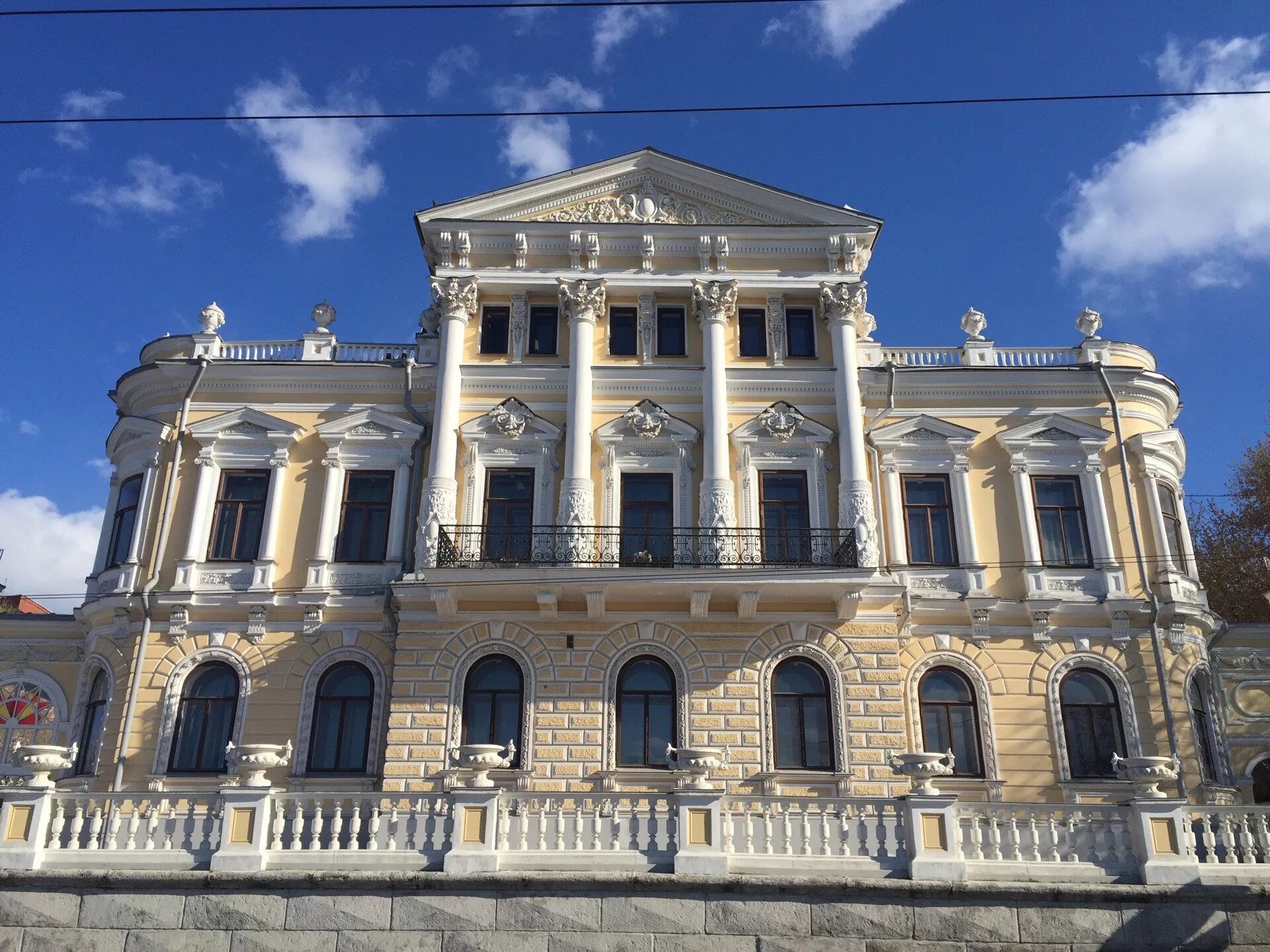Дом купца мешкова пермь. Дом купца мешкова пермь. Пермский краеведческий музей дом мешкова. Пермский краеведческий музей дом мешкова. Пермь монастырская улица 11 дом мешкова.