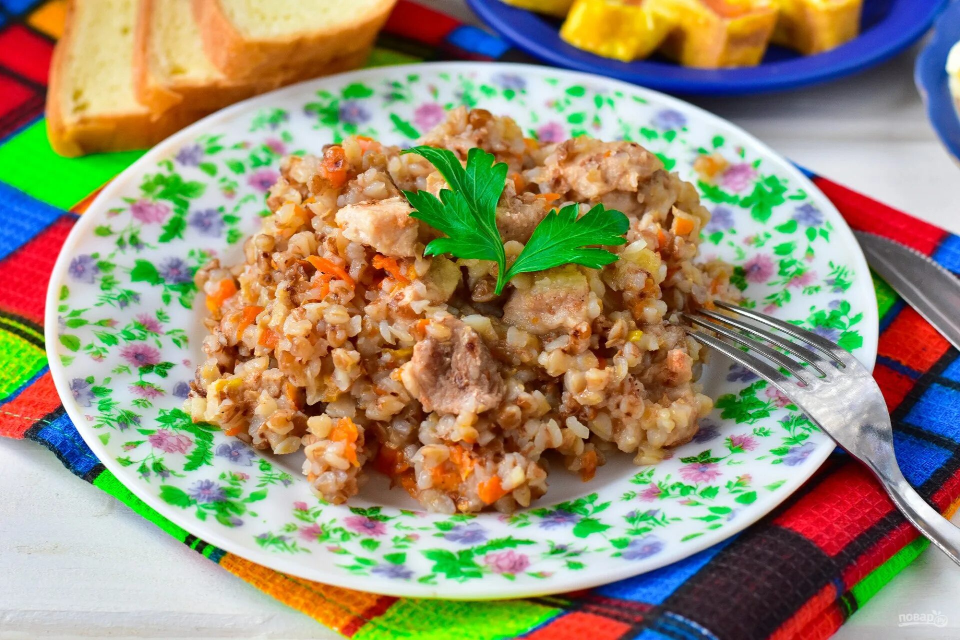 Гречка с овощами на сковороде с мясом. Гречка по-купечески с тушенкой. гречка по-купечески со свининой. а гречка гречка по купечески. гречка тушенка морковь лук.