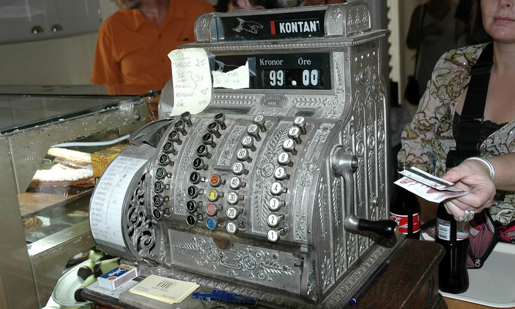 Магазин ккм. Механический кассовый аппарат 1871. Кассовый аппарат ККМ магнит. Кассовый аппарат 1879.