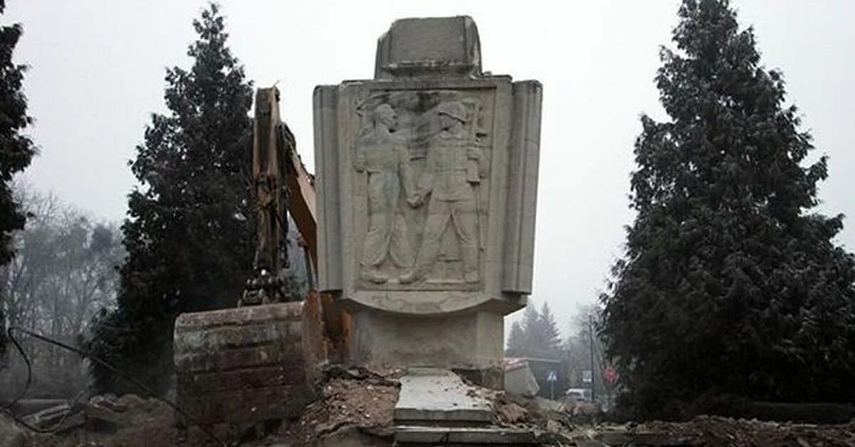 В польше снесли памятник советским воинам. В праге снесли памятник маршалу коневу. Сносим памятники. Сносим памятники. Польша разрушает памятники советскому солдату.