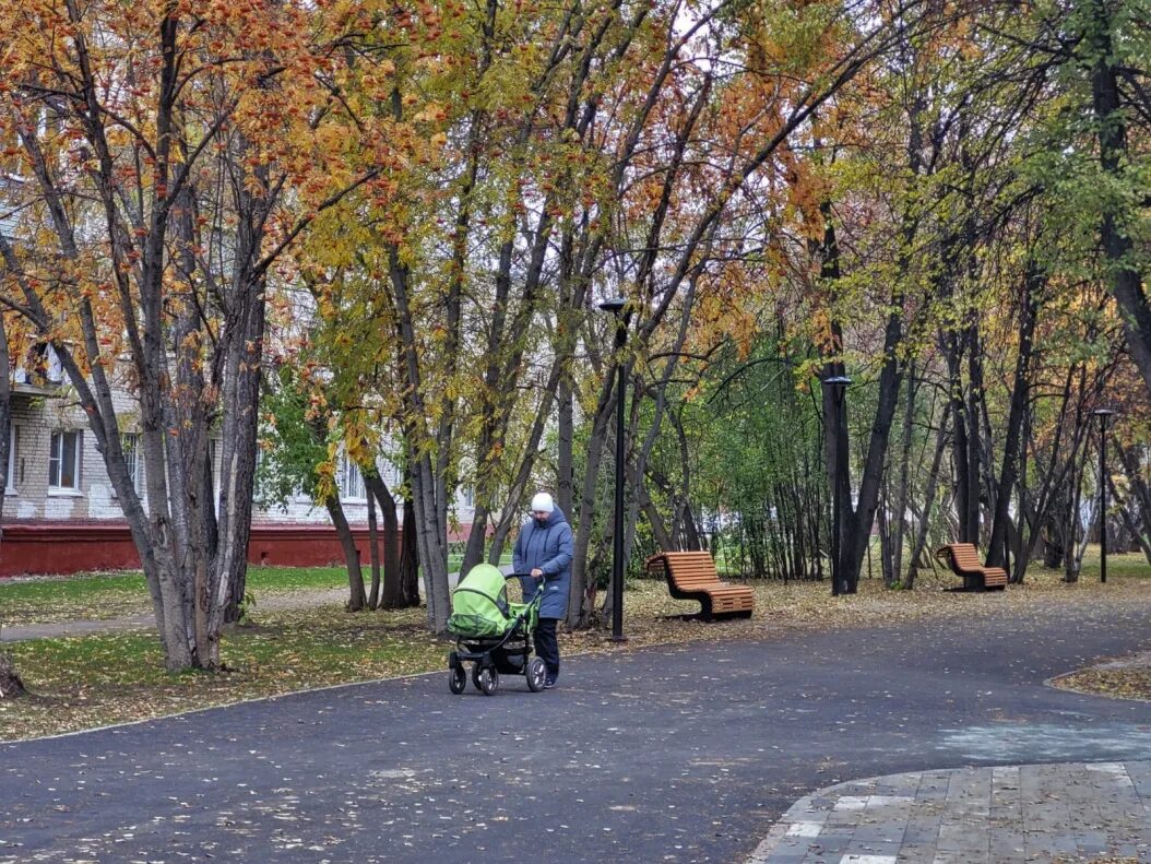 Аллея на Южном Барнаул. Парк Южный Барнаул. Южный поселок парк Барнаул. Аллея на Исакова Барнаул.