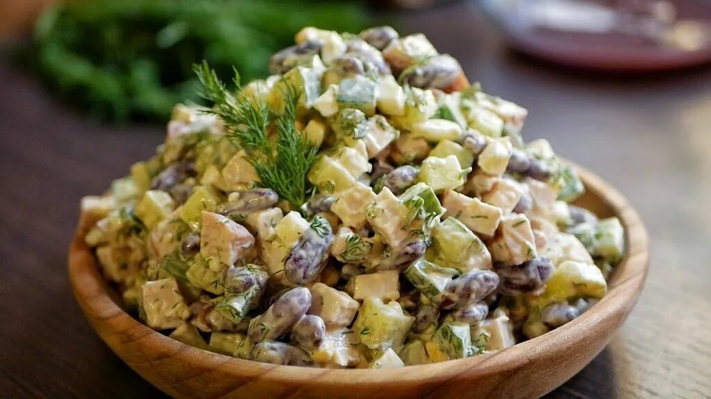 Фасоль яйцо сыр. Салат с фасолью и курицей. салат с фасолью и сухариками и курицей. салат с копченой курочкой. салат из курицы с фасолью и сухариками.