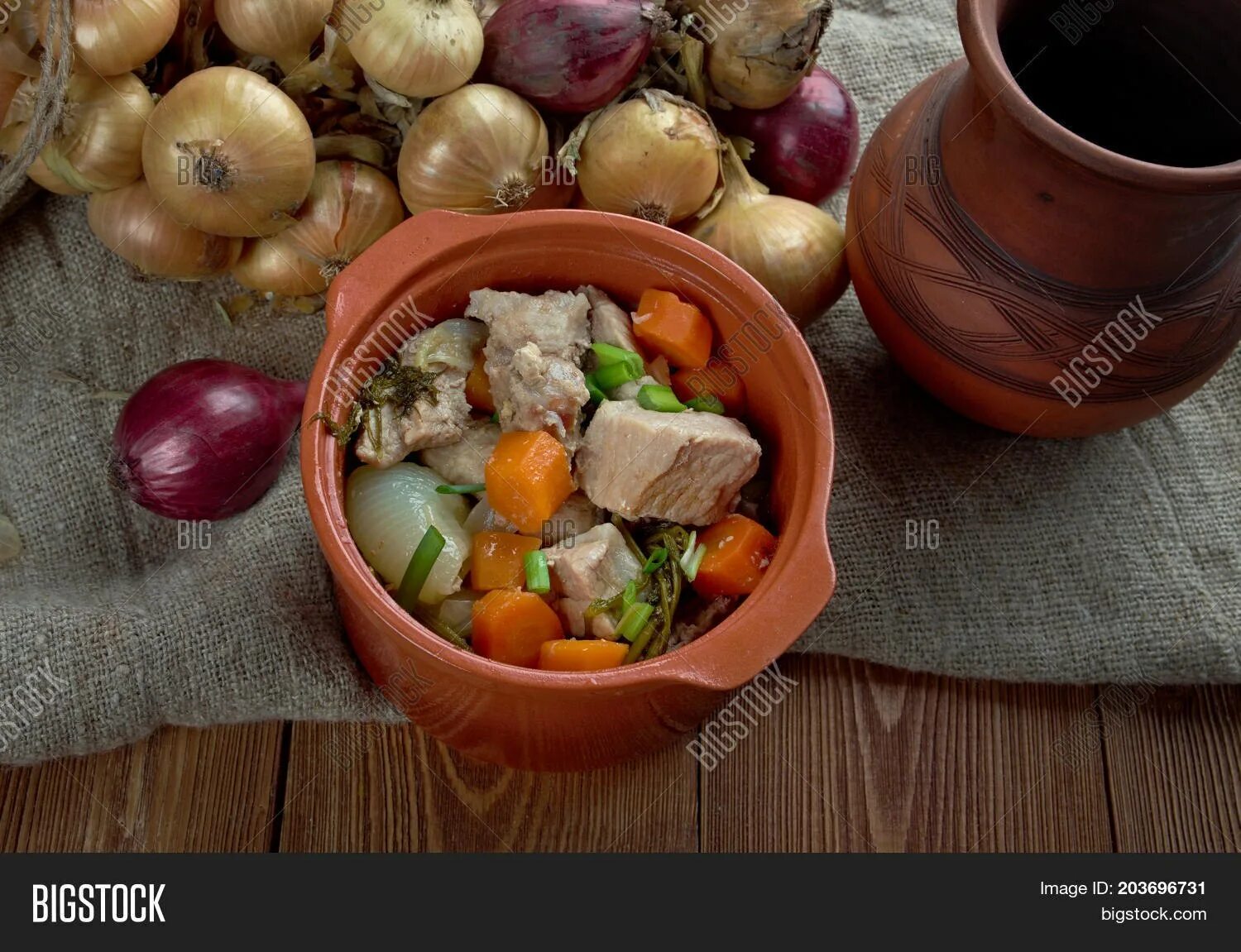 мясо по-петровски карельская кухня. петровское мясо в горшочках. мясо по петровски в горшочке. жаркое по петровски. мясо по петровски карельский.