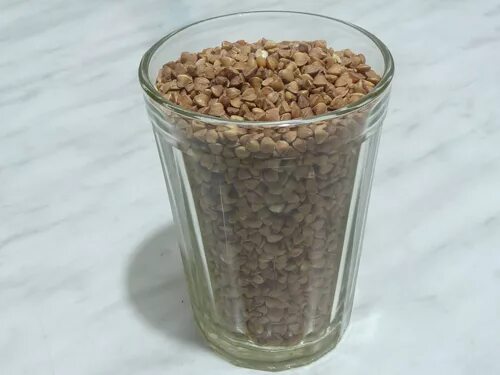 Стакан с крупой. Крупа вода. 100 грамм гречки в сухом виде в стакане. Стакан гречневой крупы. Стакан с крупой.