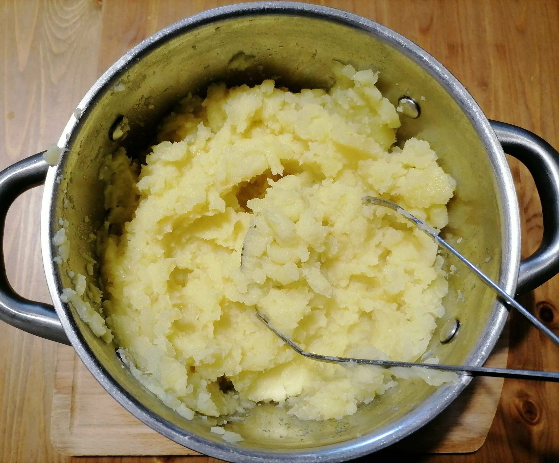 Сибирская толченка. Толченка для пюре. Картофельное пюре в кастрюле. Приготовление картофельного пюре.
