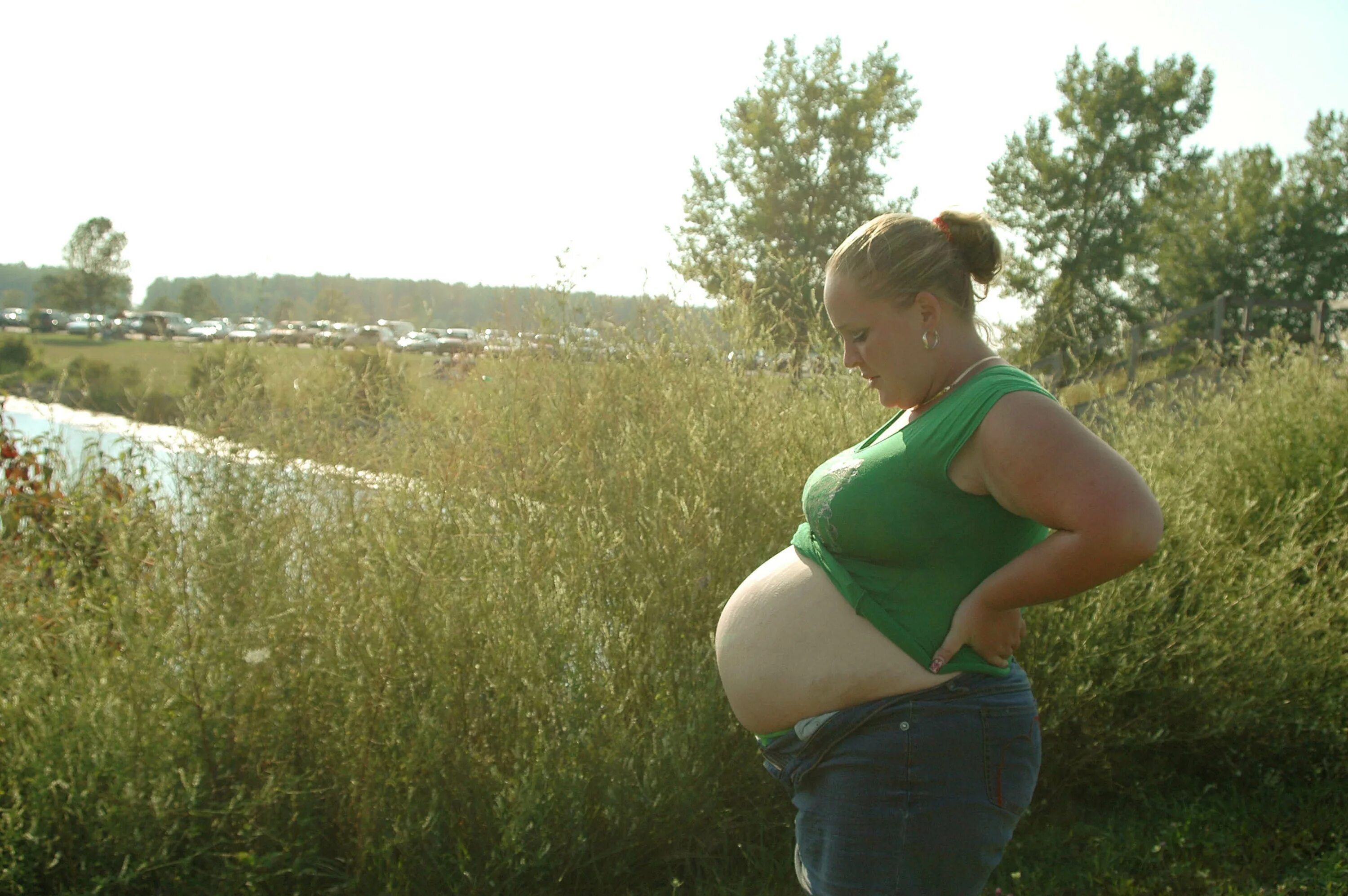 Животы беременных женщин. Живот русской девушки. Беременные женщины. Девушки с большим животиком. Беременные в нижнем белье.