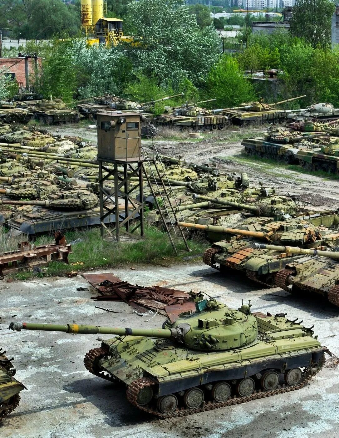 Харьковский танковый. Харьковский 115 танкоремонтный завод. кладбище танков в харькове. завод малышева кладбище танков. харьковское кладбище танков.