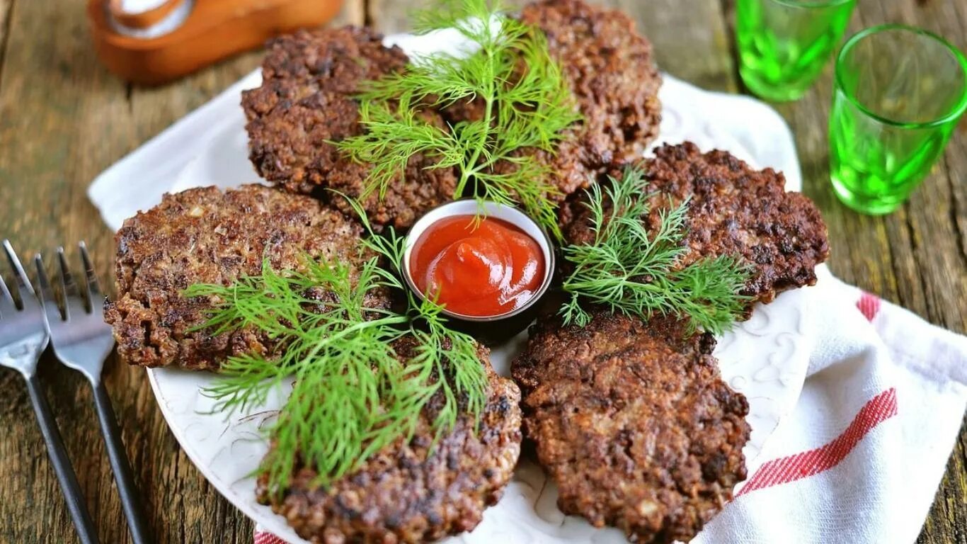 Блюда из печени пп. Печеночник куриной печени. печеночные котлеты. печеночные оладьи. оладьи из печени говяжьей.