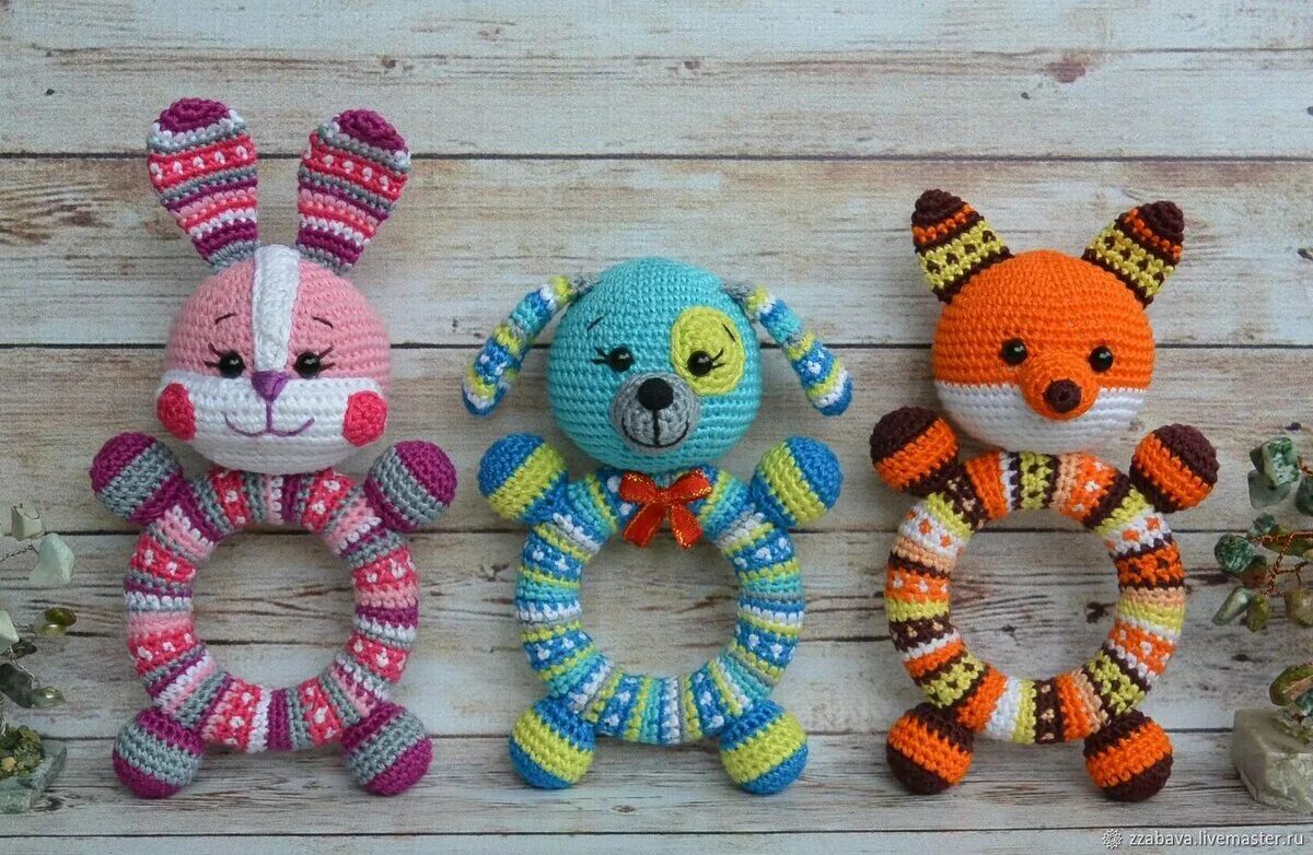 Вязаные игрушки крючком. Вязаные игрушки. Жираф лошарик амигуруми. Простые и красивые вязаные детские игрушки. Связанные игрушки.