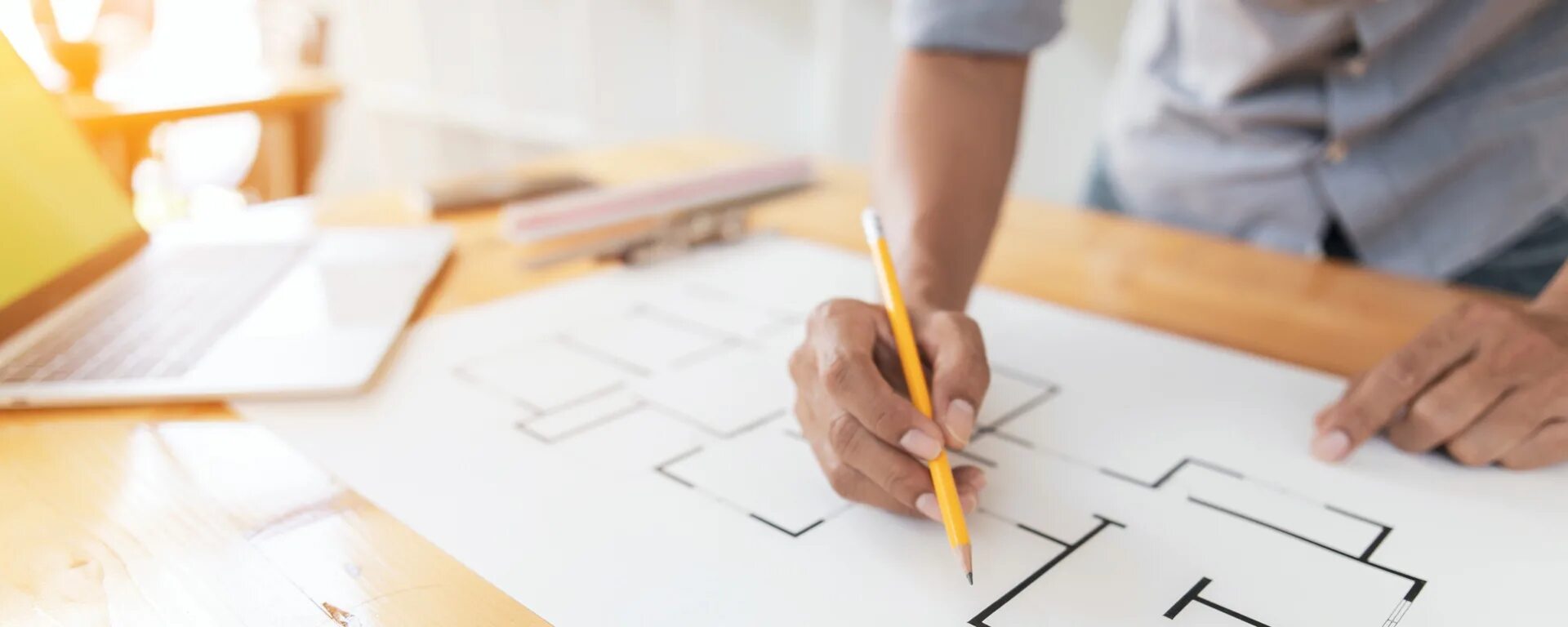 Архитектор проектирование. Архитектор чертит лежа. Циркуль 3d модель. Архитектор проектировщик. Чертежные инструменты.