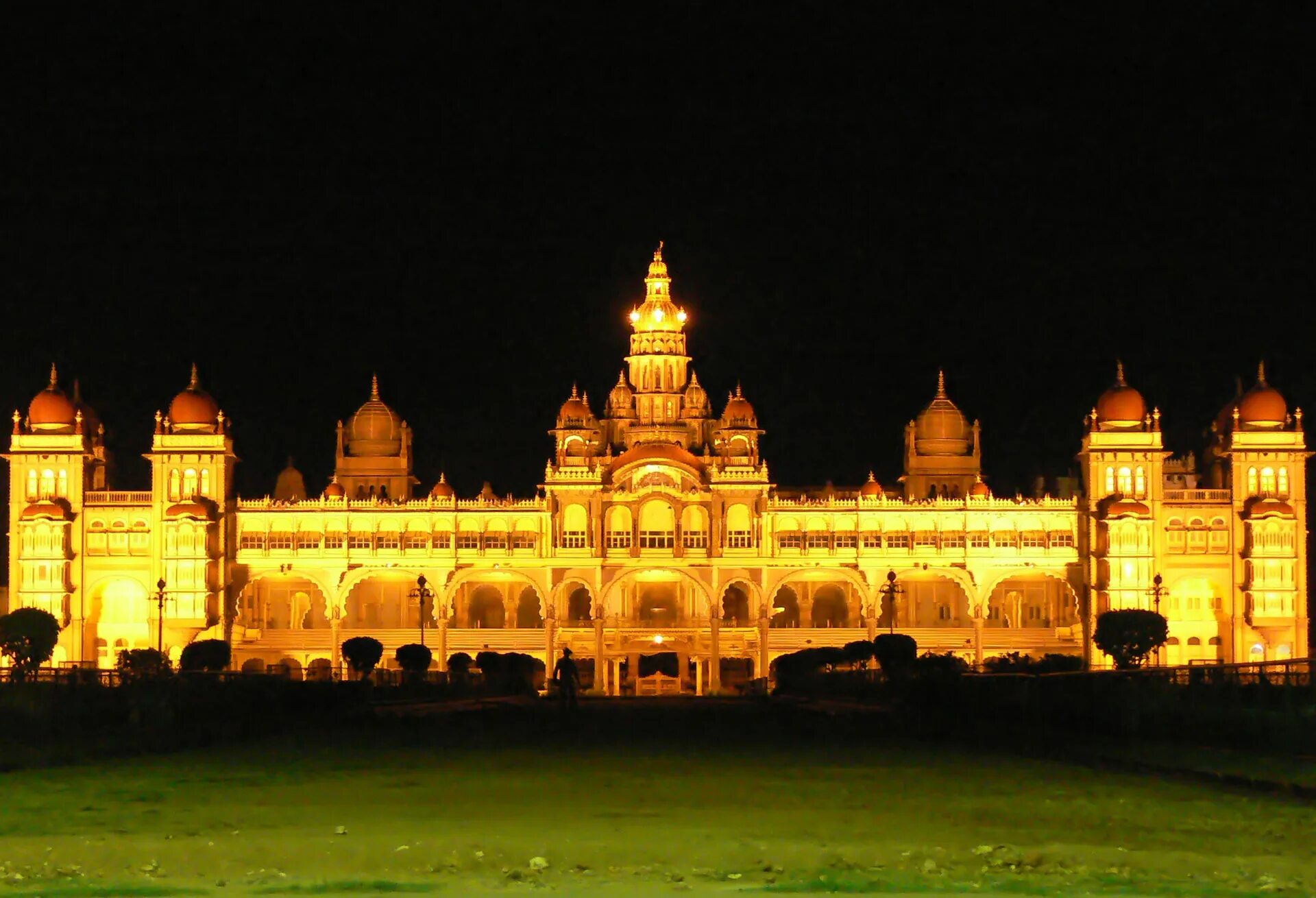 This place is famous. This place is famous. Нью йорк манхеттен статуя свободы. Мемориал виктории калькутта. This place is famous.