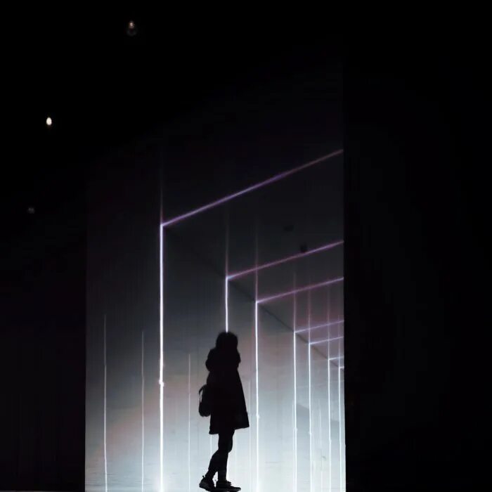 Take me to another place. Силуэты кошмаров. another place. another place installation. широкий темный силуэт в кошмаре с эффектом помехи.