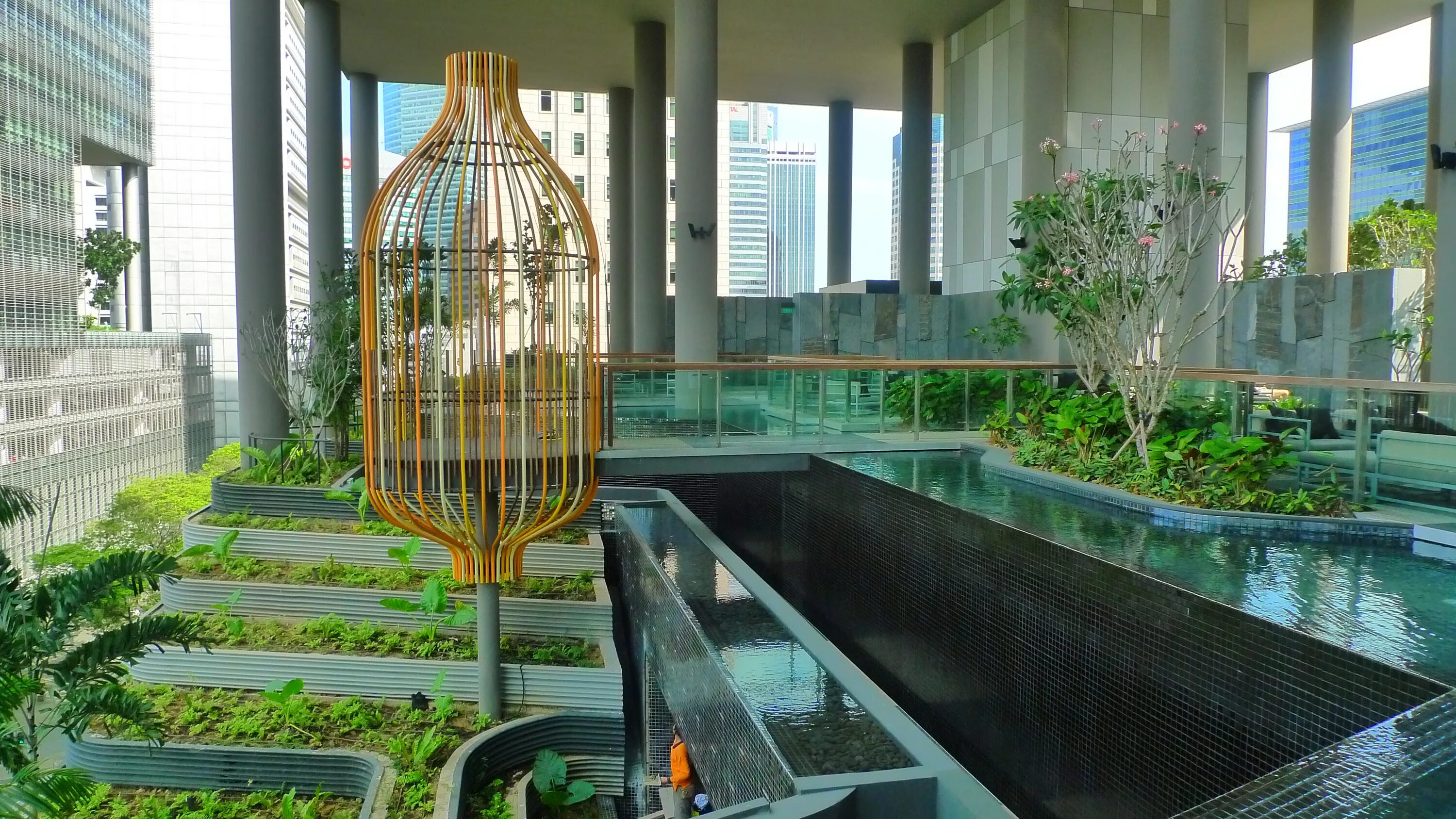 Город сад гостиница. Отель-сад PARKROYAL В Сингапуре внутри. Отель сад парк Роял Сингапур. Экологический отель. Экологическая гостиница.