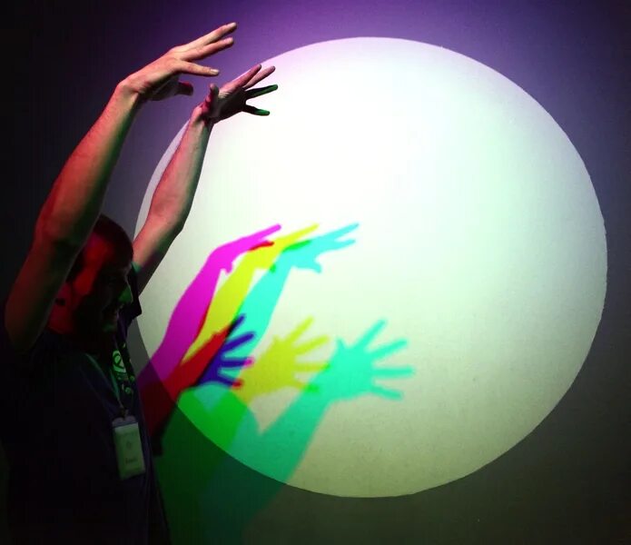 Разноцветные тени от света. Цветные тени свет. Эксперименты со светом. Цветные тени свет. Цветные тени свет.