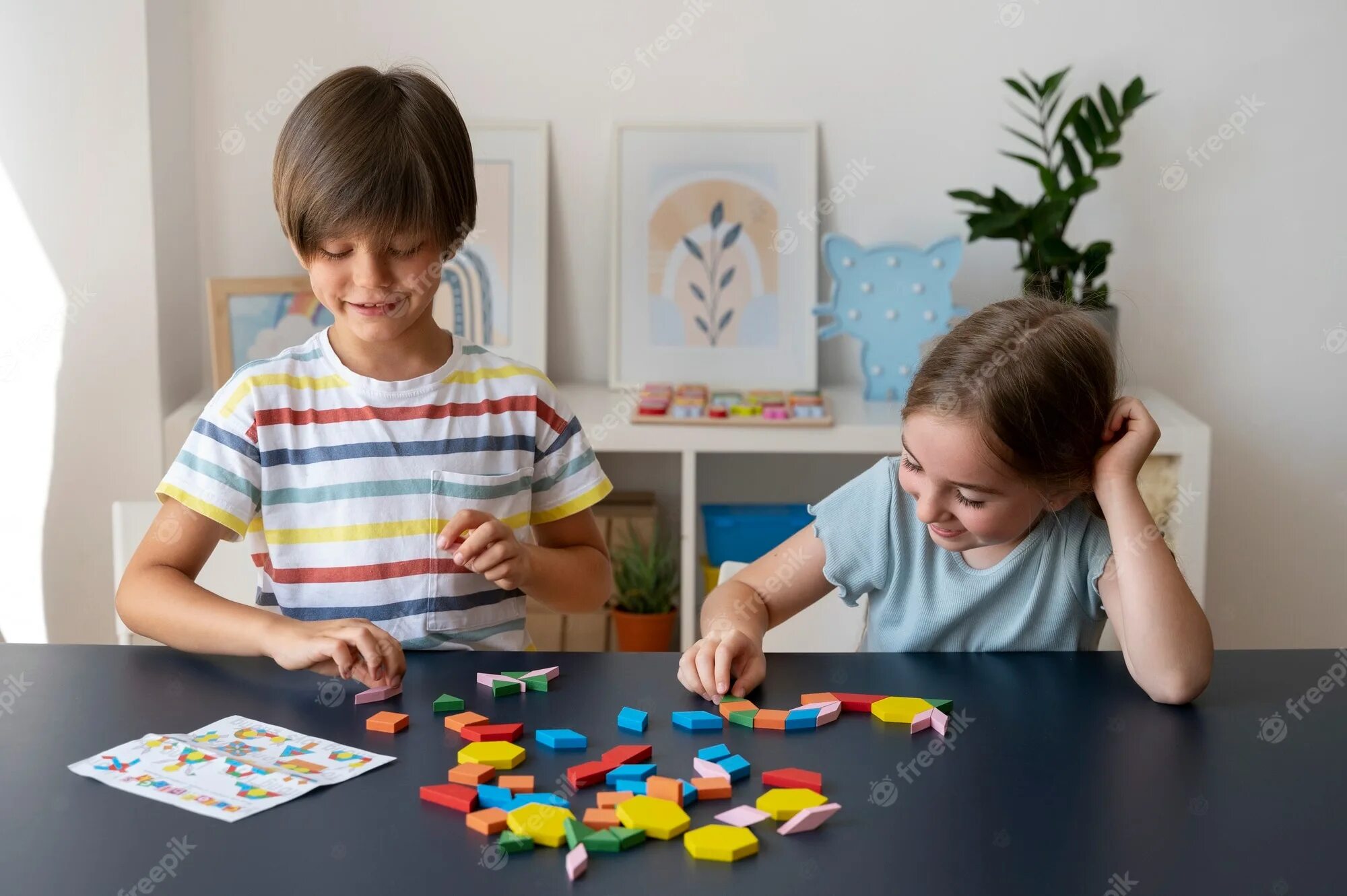 Головоломка тилье пазл. Интересные пазлы. Креативные пазлы. Дети собирают пазлы. Ребенок собирает мозаику.