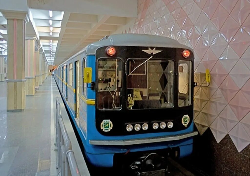 Elmakon в метро ташкента. Вагон типа 81-718/719. 81-718/719 вагон метро. 81-718 тису. 81 718 719 электропоезд.