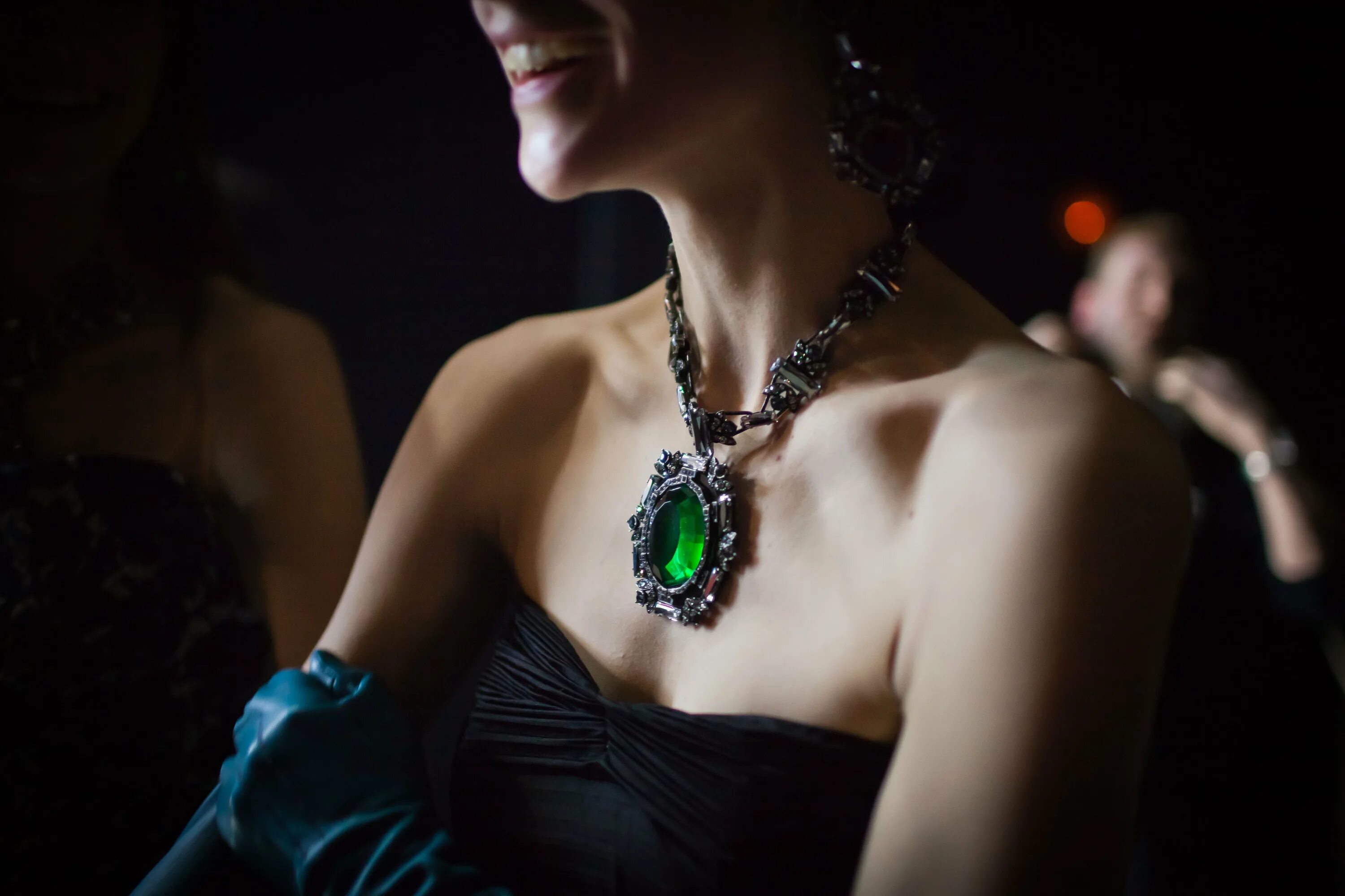 Роскошные украшения. Роскошные украшения. Alison took her jewellery. Alison took her jewellery. Девушка с бижутерией.