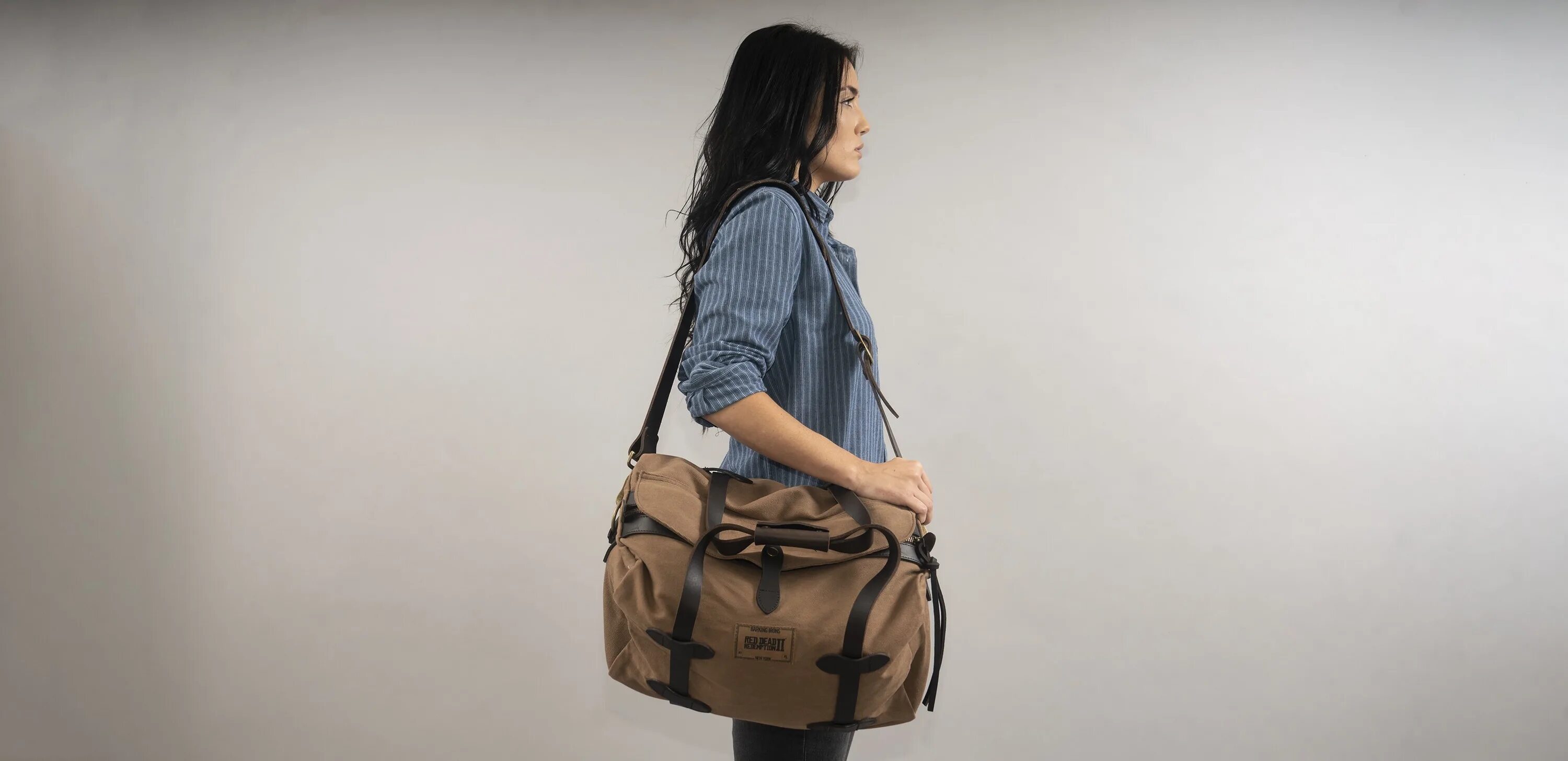 Реконструкция сумка. Сумка для тоников red dead redemption 2. Девушка с сумкой. Реставратор сумок. Поясная сумка артура моргана.