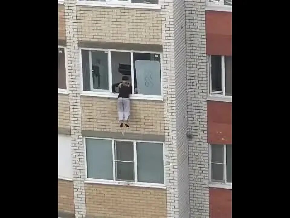Мальчик выпал с балкона. Девушка выпала с балкона. ставрополь выпал из окна. подросток выпал из окна. балкон для подростка.