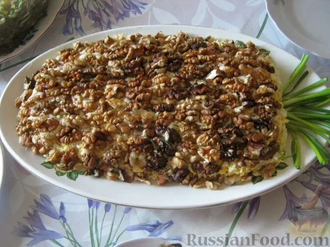 Салат из курицы с черносливом и грецкими орехами и сыром. Салат с грецкими орехами и курицей. Салат с ананасом и курицей и сыром и грецким орехом. Рецепт салата с орехами вкусный. Салат черепаха с курицей с грецкими орехами и яблоками.