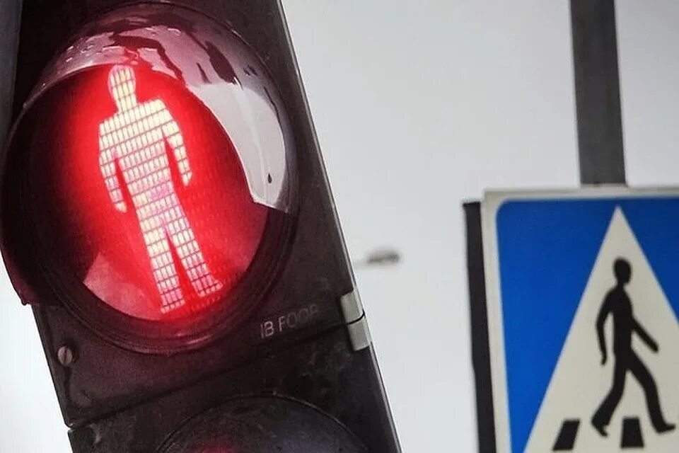 Я лечу на красный свет. Светофор для пешеходов. Переходить на красный свет. Красный сигнал светофора. Перебегает дорогу на красный.