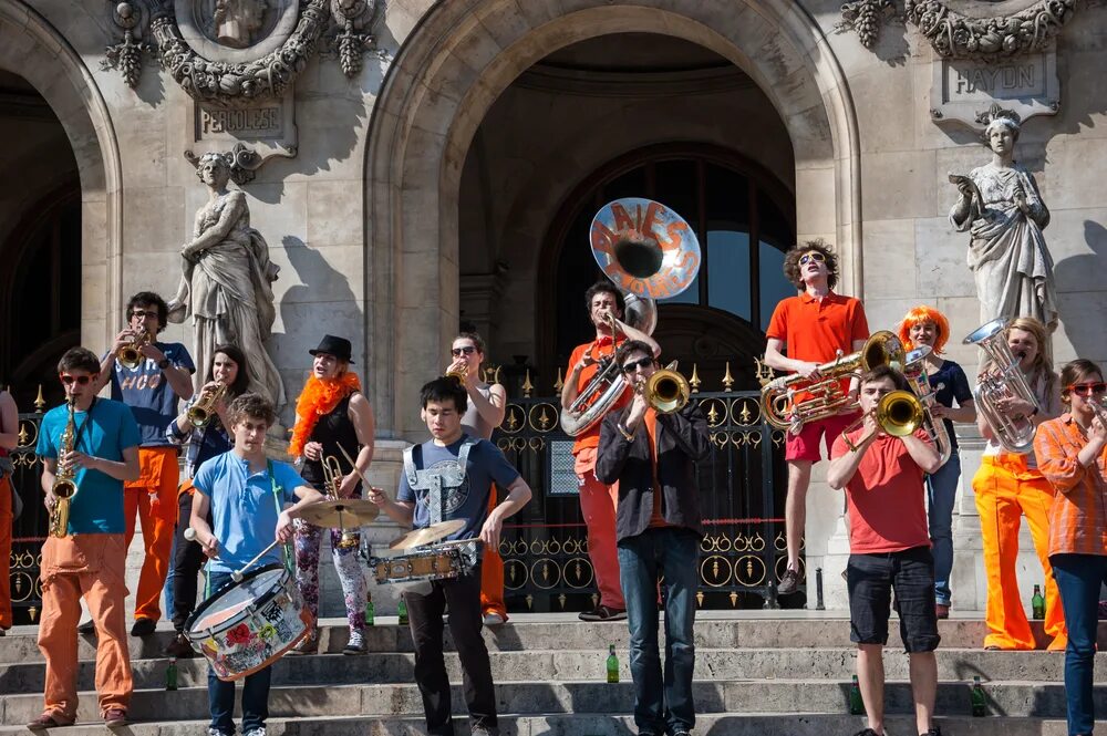 Fête de la musique во Франции. Музыкальный фестиваль во Франции. Музыкальный праздник во Франции. Музыкальный фестиваль днем. Веселые французские песни