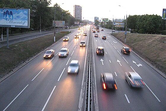 Шесть полос движения. Дорожная разметка 1. Дорожная разметка 1. Разделительная полоса газон. Дорога разделительная полоса проезжая часть.