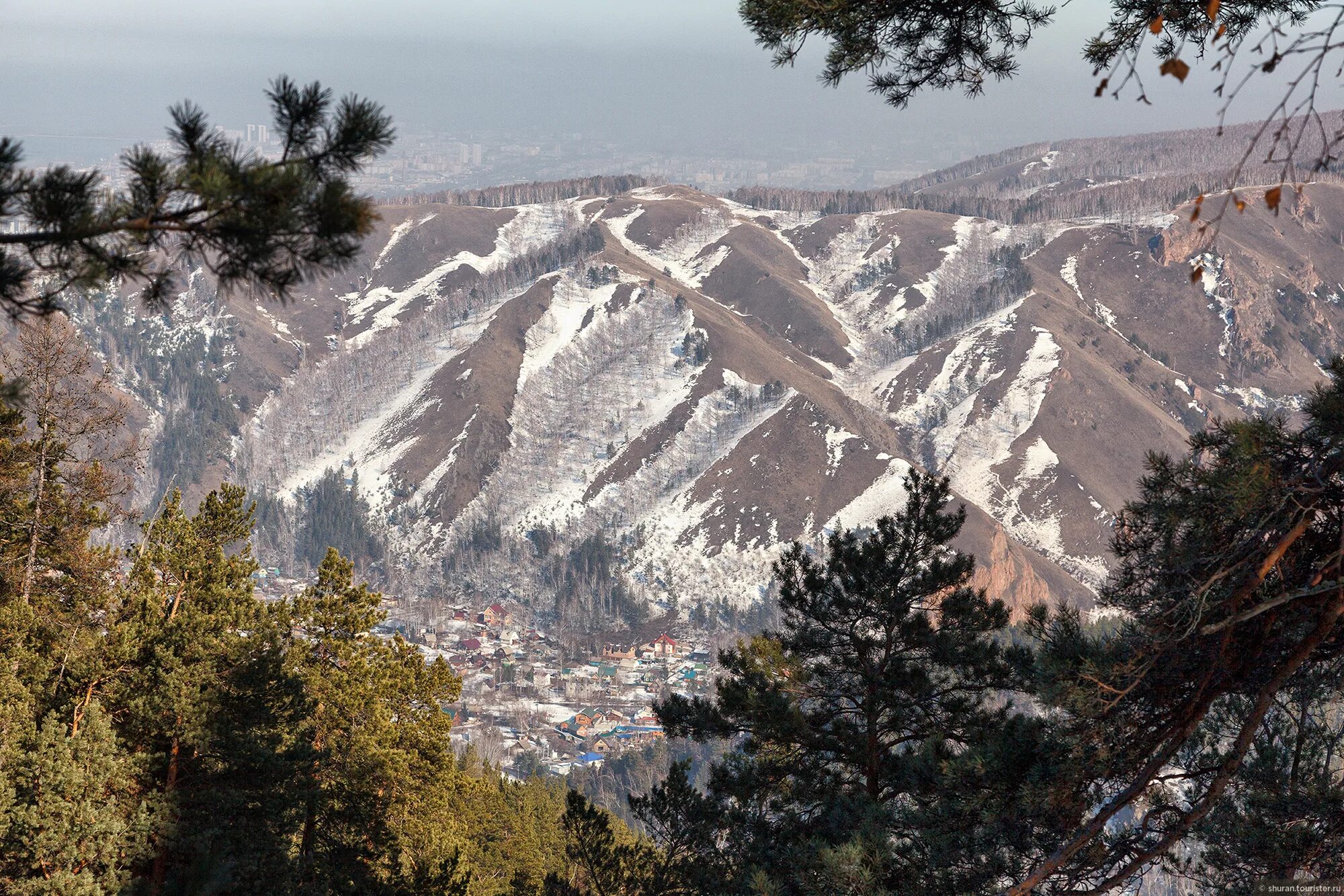 Окрестности красноярска. Красноярск окрестности фото. Куйсумские горы Красноярск зимйо. За хребтом.