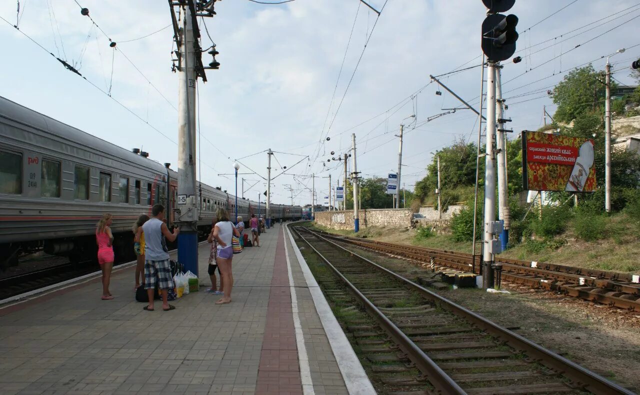 Поезд призрак в севастополе. Поезд керчь севастополь. Расписание электричек джанкой евпатория. Фирменный поезд "крым" «укрзализныця». Расписание электричек джанкой.