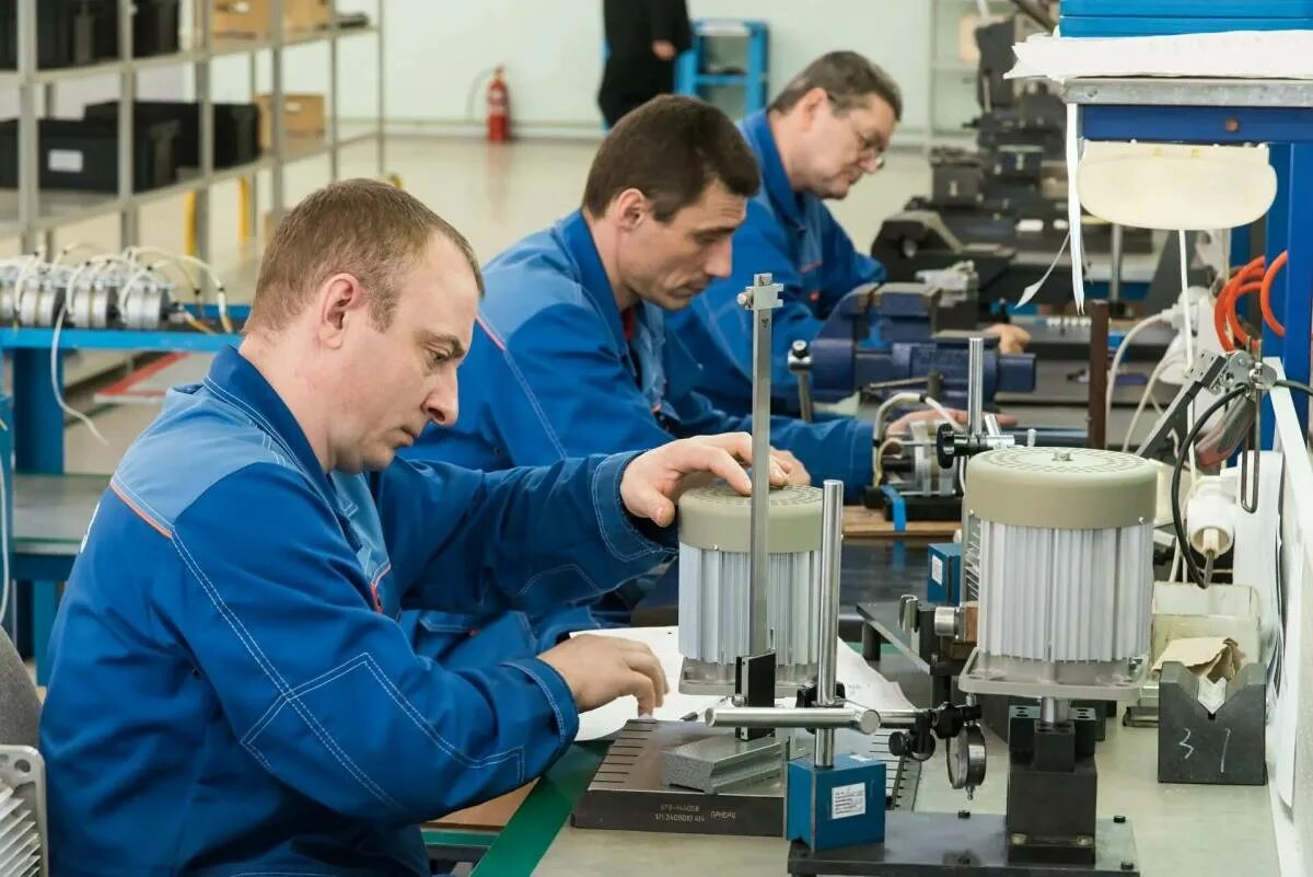 Сотрудников оборонных предприятий