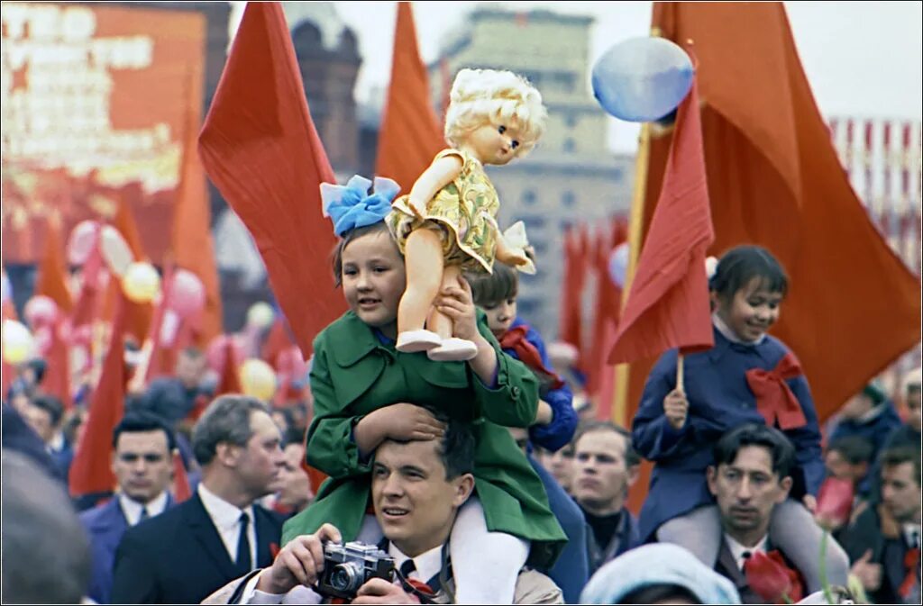 1 мая в советские годы. Демонстрация 1 мая в СССР. Первомай парад СССР. Первомайское шествие СССР. Демонстрация трудящихся 1 мая СССР.