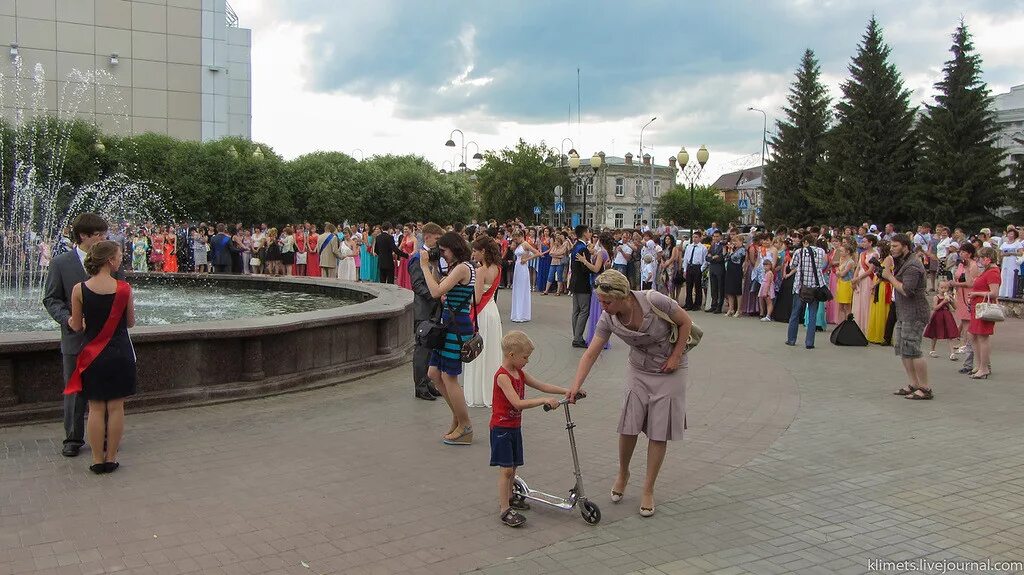 Ялуторовск население численность. Население ялуторовска на 2025. город ялуторовск тобол. жители ялуторовска. ялуторовск фонтан.