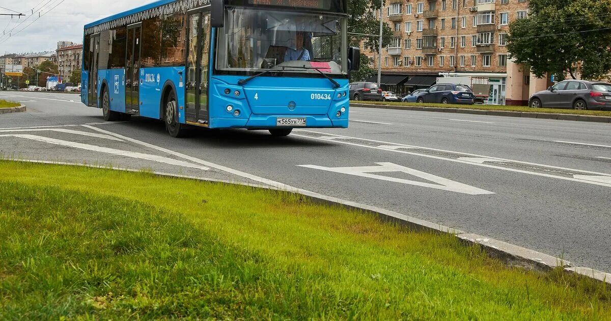 Транспорт в 2025 году. Выделенные полосы в москве. выделенная полоса для общественного транспорта. автобус в городе. автобус москва.