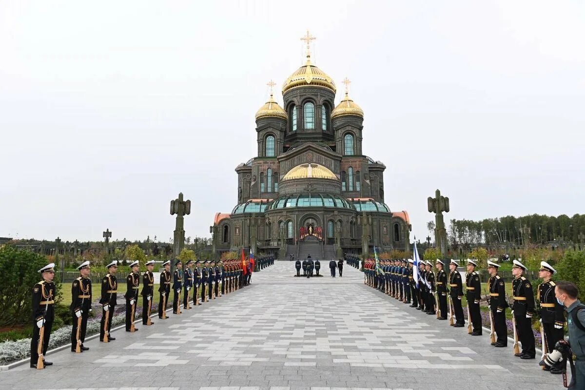 Подмосковный военный. Храм Вооружённых сил РФ В парке Патриот. Парк Патриот в Подмосковье храм Вооруженных сил. Главный храм Вооруженных сил РФ В парке Патриот. Храм Министерства обороны в Москве.