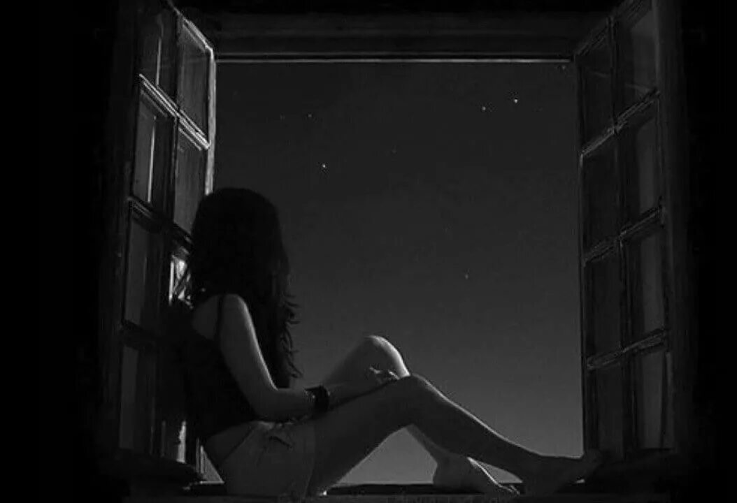 Песня думаешь всю ночь о ней. Девушка сидит на окне. Сидит у окна. Девушка сидит на подоконнике. Девушка ночью у окна.