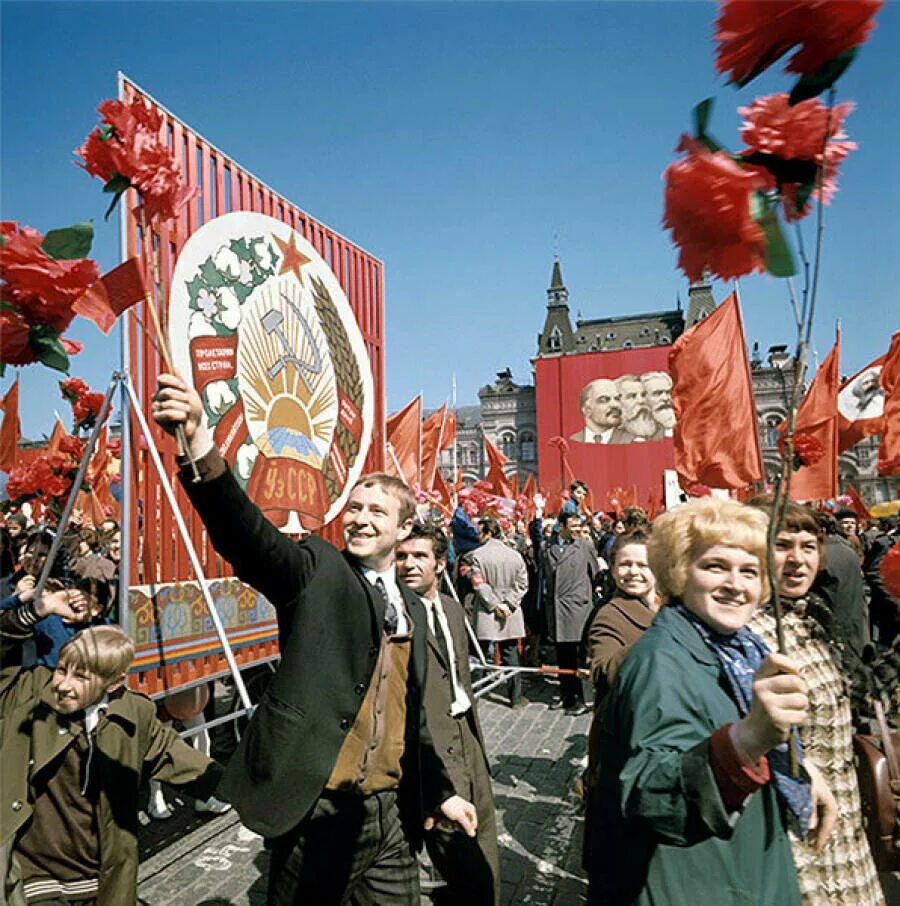 Советские праздники 1 мая. Первомайская демонстрация в СССР. 1 Мая СССР. Демонстрация 1 мая в СССР. Парад 1 мая СССР.