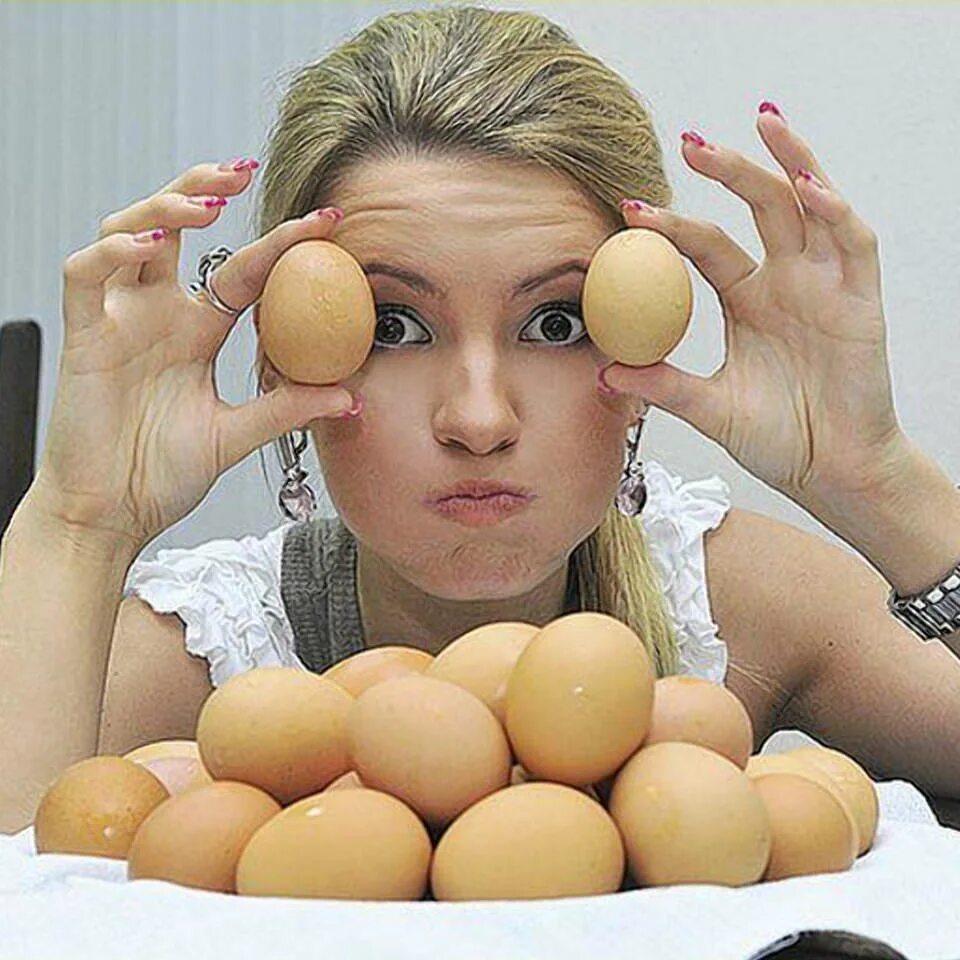 Яйцо и рука девушек. Коробка для яиц. Девчонки яйцо. Девушка с яйцами. Интересные факты о яйцах.