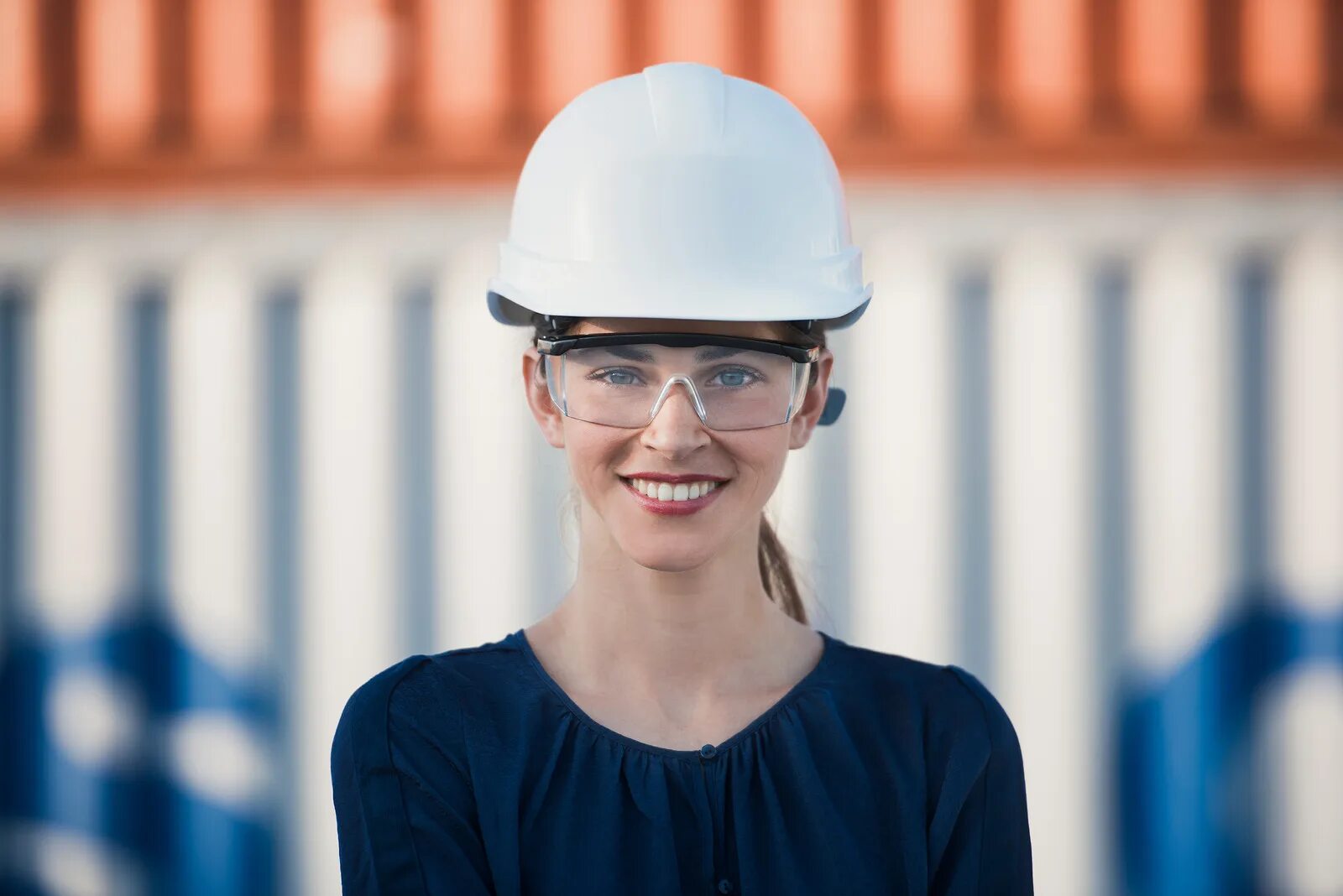 Her are engineers. Женщина инженер. Женщина инженер Дубая. Женщина инженер на дорожном катке. Инженер-женщина за 50 за столом в очках.