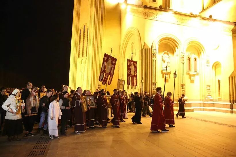 Пасхальная грузия. Крестный ход в грузии. Грузинская пасха. Пасха в тбилиси. Православная грузия паломничество.
