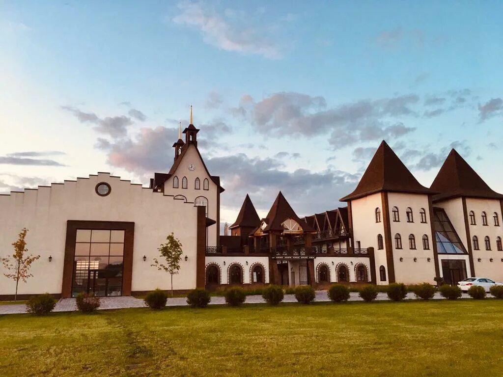 Мининский замок конюшня. Мининский замок клинский. Мининский замок конный клуб. Мининский замок гостиница. Мининский замок клинский район.