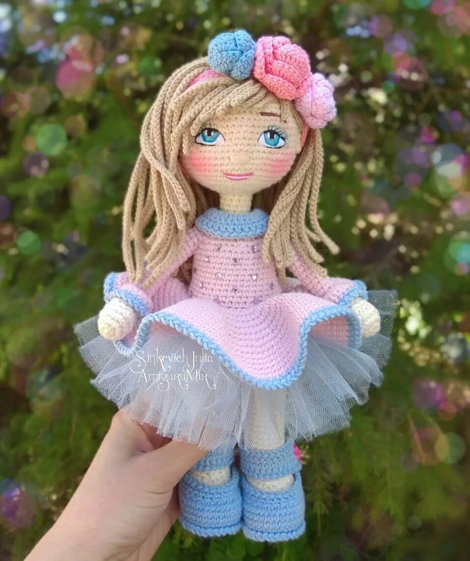 Вязаные куклы анны садовской. Вяжем куколку. Вязаные пупсы. Куколка элси амигуруми. Пупс крючком анны садовской.