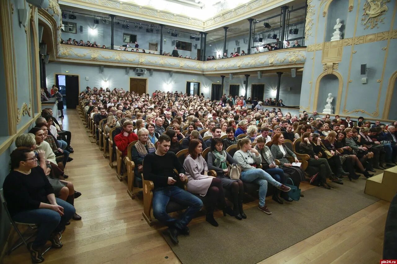 Сайт театра псков. Драмтеатр Псков. Псковский театр драмы зал. Русский театр Эстонии зал. Псковский театр драмы фото.