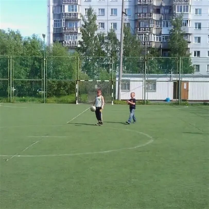 Футбол в 85 школе из 55 школы. Футбол 45 школа. Гимназия 45 имени л. Футбол 45 школа. Школа 45 мильграма.