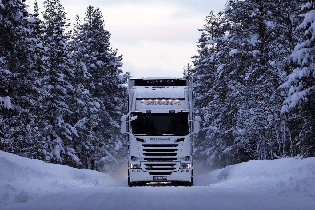 Зимний грузовик. Рено Магнум Дальнобой. Скания Дальнобой. Scania Winter 2023. Грузовик зимой.